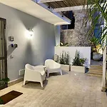 With Bathroom And Private Terrace Apartamento